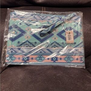 Geometric Patterned Clutch